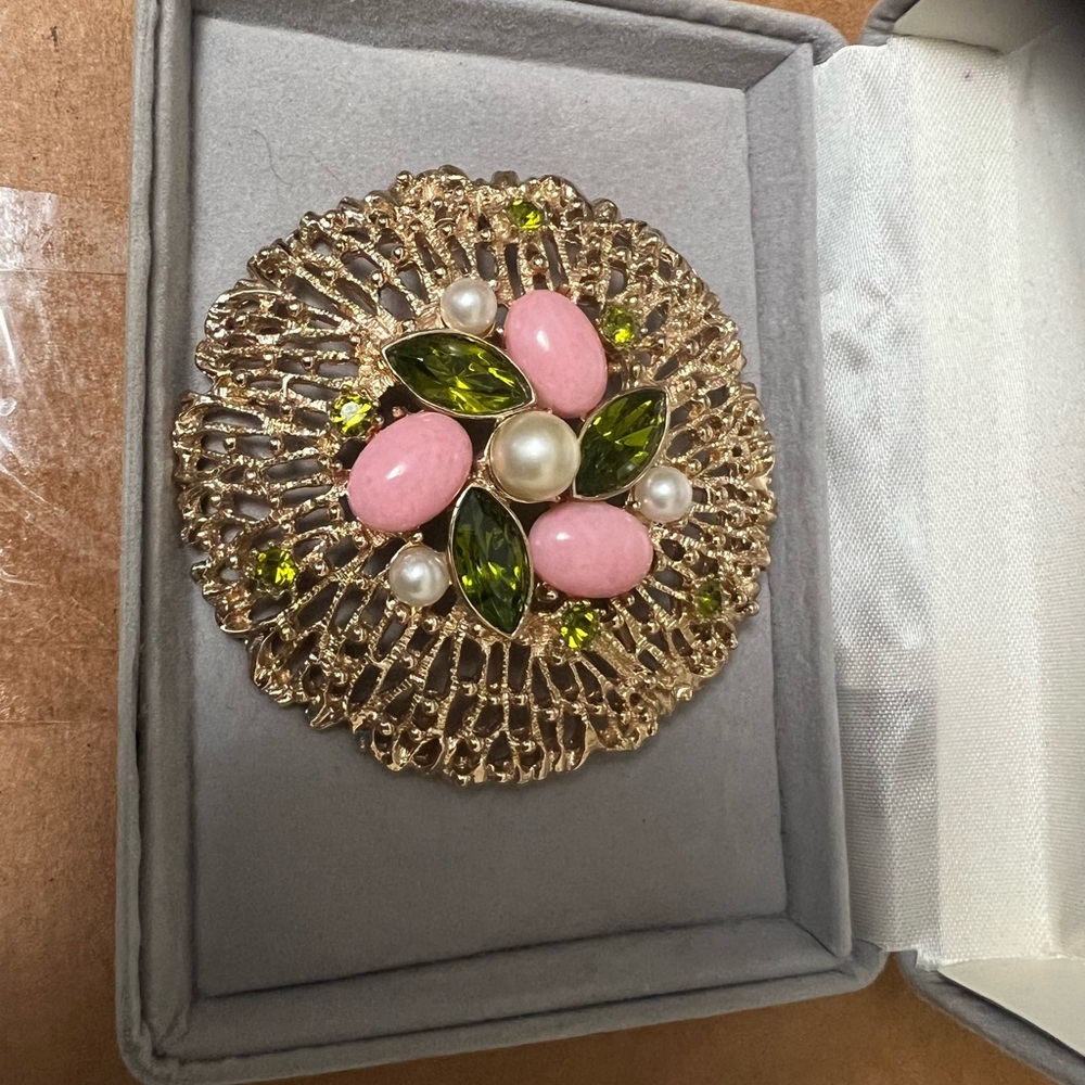 Elegant Gold and Pink Brooch with Green Accents by Sarah Coventry - Picture 2 of 12